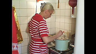 ¡mira A Esta Mujer Madura Haciendo Fisting Duro En La Cocina!