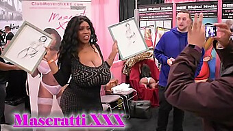 Herzog Auf Der Exxxotica Nj 2017 Mit Großen Natürlichen Titten Und Arsch