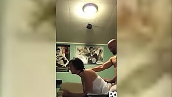 Une Femme Est Dominée Par Un Homme Dans Une Vidéo Hardcore