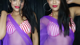 Rekha'S Zinderende Optreden In Bikini Geklede Striptease