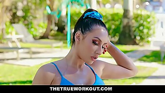 Davina Davis Recebe Um Treino E Um Boquete Em Um Vídeo Do Teamskeet