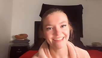 Amatør Teen Babe Får Orgasme Og Snakker Beskidt I Webcam-Video