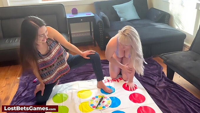 Lesben Spielen Twister Mit Einem Versauten Spin, Nachdem Sie Sich Ausgezogen Haben