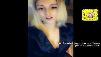 Blond Kráska Lilou Si Užívá Kouření A Ukazuje Svá Malá Prsa