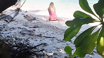 Sexe En Plein Air Avec Un Couple Nu Sur Le Sable