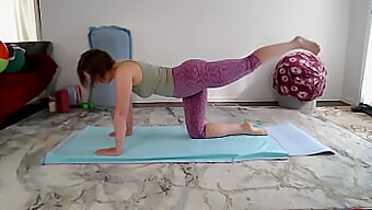 Aurora Willows Leitet Eine Yoga-Session Mit Schwerpunkt Auf Flexibilität Und Stärke