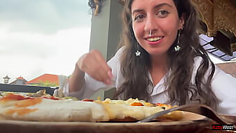 Een Buitencafé-Ontmoeting Met Katty West, Genietend Van Pizza En Klaarkomen Op Het Gezicht