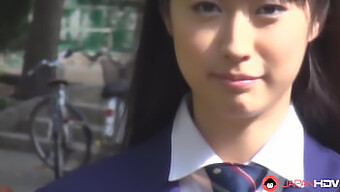 Tomomi Motozawa Berambut Merah Jambu Memberikan Blow Job Kepada Rakan Sekelas Dalam Pakaian Seragam Sekolah