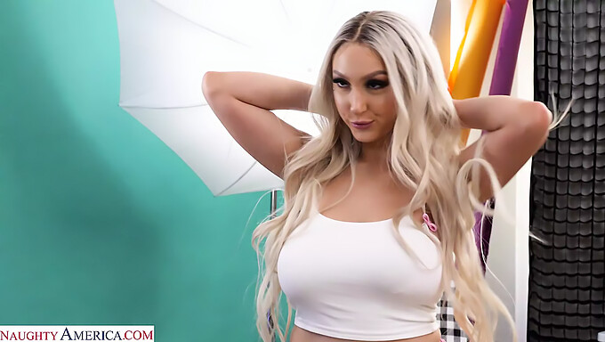 Skylar Vox, Büyük Doğal Göğüslerini Naughty America Videosunda Sergiliyor