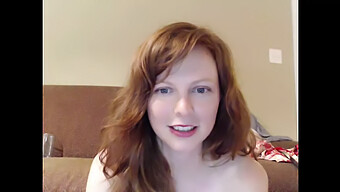 Une Charmante Rousse Dans Un Show Webcam Teen