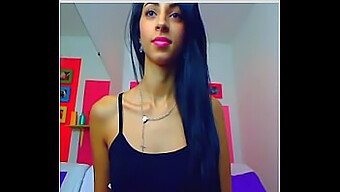 Superbe Modèle De Webcam Prend Un Gode Anal Comme Une Pro