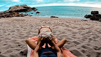 Gadis Amatur Merasakan Kenikmatan Yang Hebat Di Pantai.