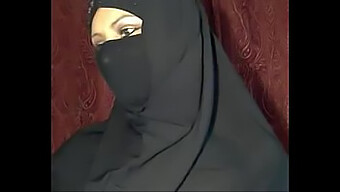 Regardez Le Corps Chaud De La Fille Musulmane Haleema Al-Beydoun Se Faire Baiser Devant La Webcam