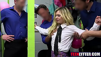 Adolescente Rubia Con Tetas Pequeñas Tiene Sus Tetas Pequeñas Folladas Por Guardias De Seguridad