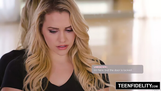 Mia Malkova Bị Tống Tiền Và Nhận Một Cái Mông To.