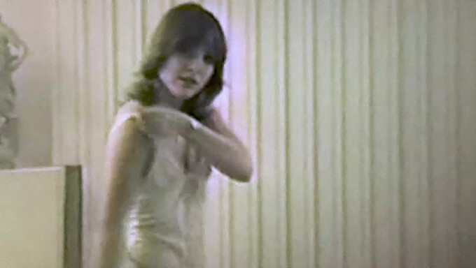 Striptis Sensual Gadis Retro Dalam Video Tari Vintage