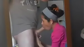 แม่บ้านให้ Handjob ในห้องนั่งเล่น