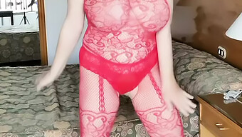 Mariaold, Seorang Milf Pirang, Menggoyangkan Payudara Alaminya Yang Besar Dalam Bodystocking Dan Sepatu Hak Tinggi