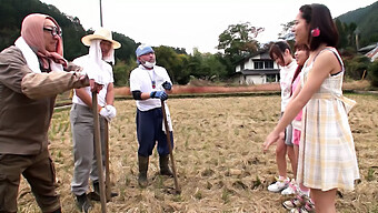 Mladá Číňanka Sa Učí Užívať Si Lízanie A Orálny Sex