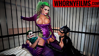 Les Cosplayeuses Aux Gros Seins Joker Et Cat Woman Dans Un Trio Hardcore