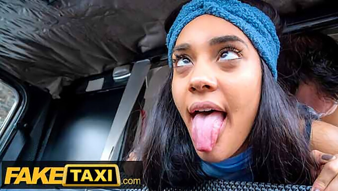 Capri Lmonde, En Falsk Taxichaufför, Ger En Sensuell Avsugning Och Sprider Sina Ben För En Stor, Tjock Penis I En Pov-Video