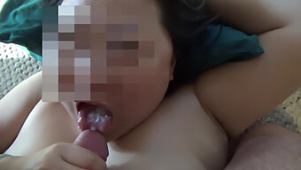 Asiatisk Milf Giver Et Sjusket Blowjob