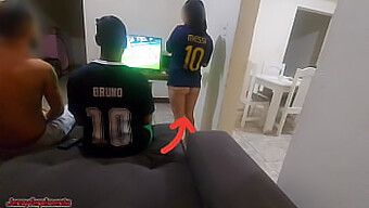 Um Trio Quente Se Desenrola Enquanto Uma Mulher Cumpre Uma Aposta E Satisfaz Seus Desejos