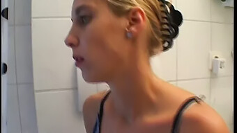 Busty Blondi Masturboi Kylpyhuone