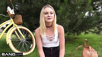 Blonde Tiener Kenzie Kai Laat Haar Kleine Borsten In Het Openbaar Zien