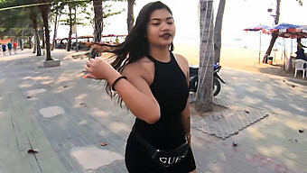 Thai Teenager Med En Stor Numse Nyder At Ride En Turists Store Penis I En Hjemmelavet Video