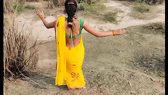 Regardez Une Jeune Fille Indienne Avec De Gros Mamelons Et Un Gros Cul Naturel Dans Cette Vidéo En Plein Air