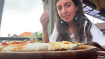 Une Fille Savoure Une Pizza Et Du Sperme Dans Une Promenade Dans Un Café Public.