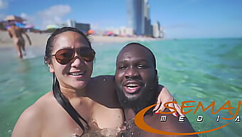 Lubne Jenter Og Interracial Moro På Miami Beach