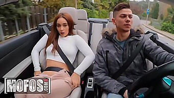 Schöne Brünette Wird In Einem Auto Mit Tommy Cabrio Ins Gesicht Gefickt