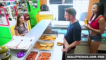 Hot Dog Stand: Tình Dục Qua Đường Hậu Môn Và Âm Đạo Với Cô Gái Trẻ 18+