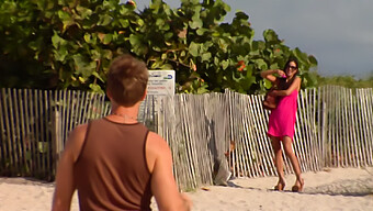 Schau Ihm Zu, Wie Er Heiße Babes Am Strand Verführt Und Fickt