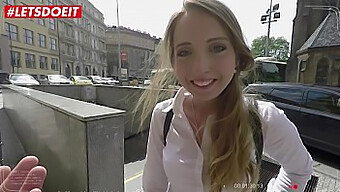 Anya Akulova Aux Petits Seins Se Fait Étirer La Chatte Serrée Jusqu'À La Limite Par Une Grosse Bite