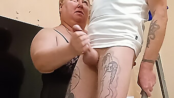 Kypsä Nainen Antaa Handjob Hänen Vävy-In-Law On Kukko Hd-Video