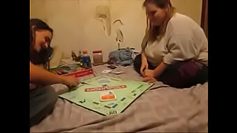 Una Donna Formosa Riceve Una Sborrata Interna Dopo Aver Perso Una Partita A Monopoly.