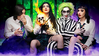 Beetlejuice On Täällä Auttaa Joitakin Cosplay Toimintaa.