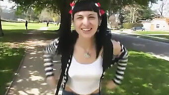 Η Αμερικανίδα Πορνοστάρ Bailey Jay Σε Δράση