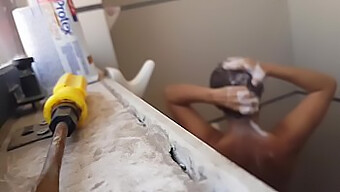 Une Star Colombienne De Non-Fiction De 18 Ans A Un Corps Parfait Et Est Une Voyeuse Sous La Douche.