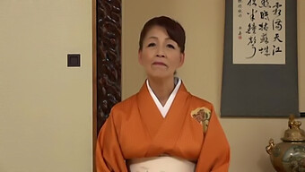 Grand-Mère Japonaise Se Fait Baiser Et Sucer