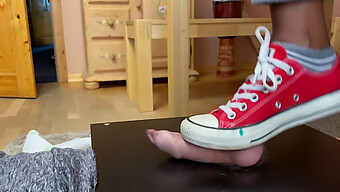 Manželka Si Nechává Rozdrtit Své Converse Kohouty