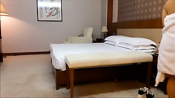 Keluar Di Hotel Dengan Pengiring Asia