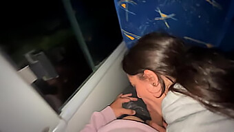 Drobné Latino Dievča Fajčí Nič Netušiacemu Cudzincovi V Autobuse A Prehltne Jeho Ejakuláciu.