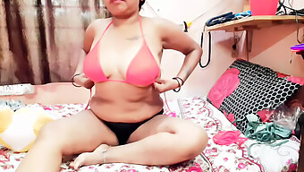 Kecantikan Berambut Pendek Memamerkan Lingerie Dalam Persembahan Solo