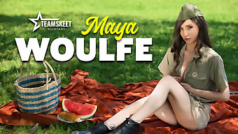 Maya Woulfe Dan Brownie Berbagi Trailer Militer Yang Panas.