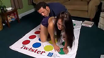 Яз Наслаждается Непослушными Забавами С Twister.