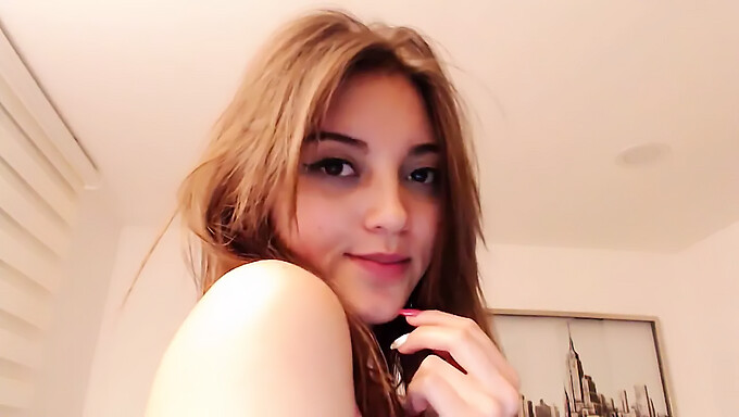 Teenager (18+) Nyder At Vise Sin Store Røv Og Stramme Fisse Frem På Webcam